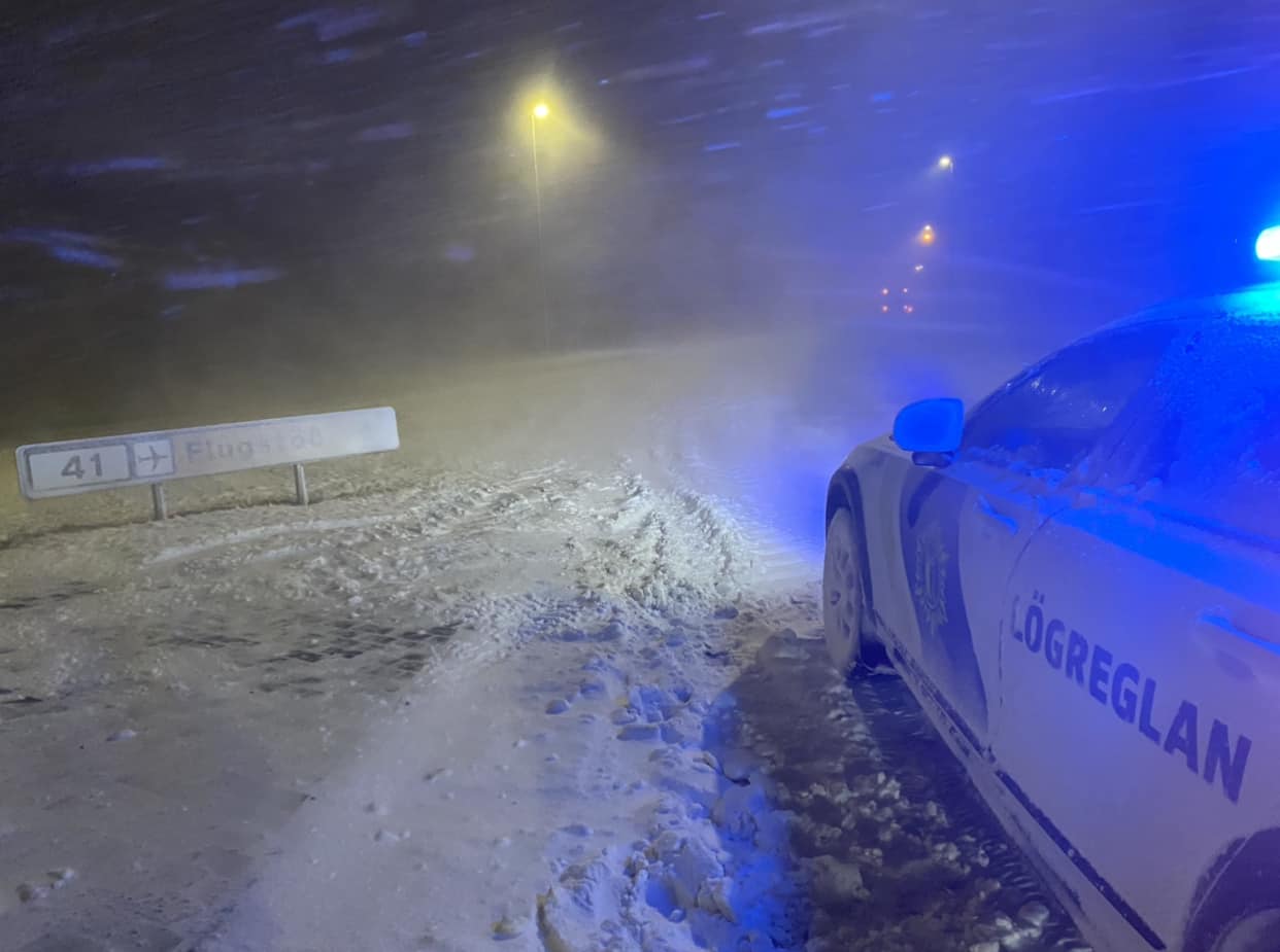 Reykjanesbraut og fleiri leiðir lokaðar á Suðurnesjum