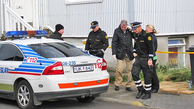 Tvö innbrot með grjóthnullungum