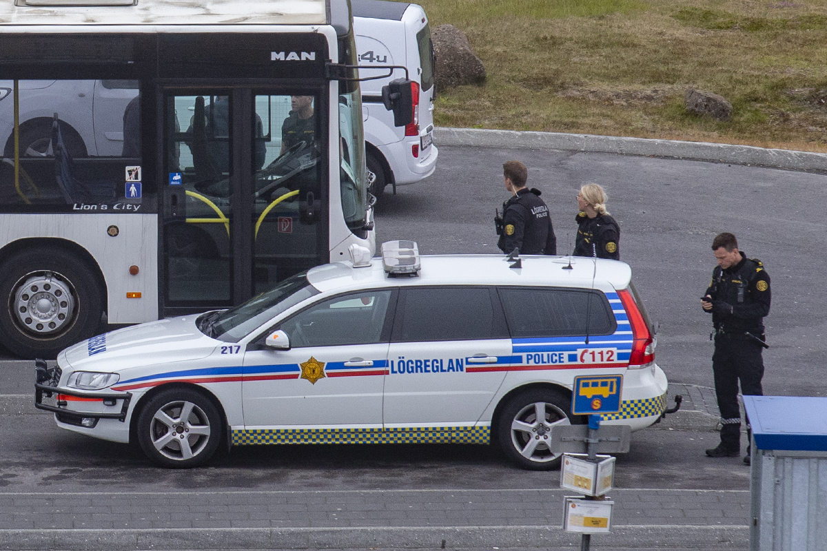 Fjölmennt lögreglulið leysti ágreining í strætó