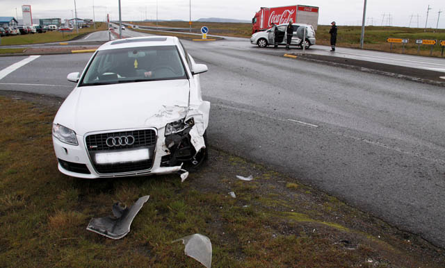 Harður árekstur á gatnamótum á Fitjum