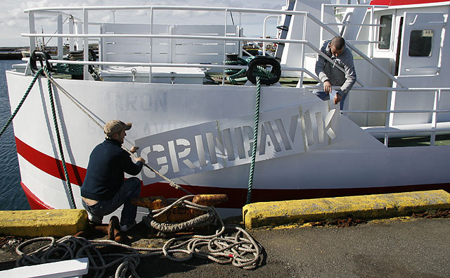 Risastórt GRINDAVÍK á skipshliðina