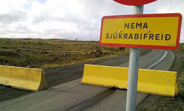 Tengivegi fyrir neyðarbíla lokað vegna umferðarlagabrota