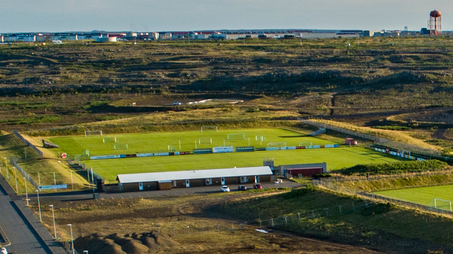 Stórir pollar á vellinum og vallarhúsið í Njarðvík farið að láta á sjá