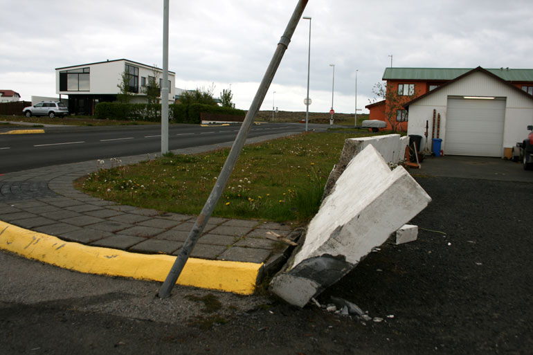 Ölvaður ökumaður endaði á steinvegg eftir eltingarleik við lögreglu