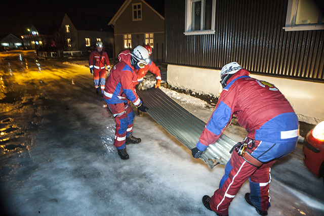 Þakjárn fauk um gamla bæinn