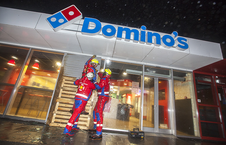 Glerbrotum rigndi þegar rúða brotnaði á Domino’s