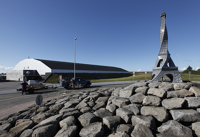 Snúinn Eiffelturn á Parísartorgi afhjúpaður á morgun