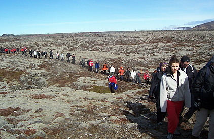 200 manns í páskagöngu við Bláa lónið