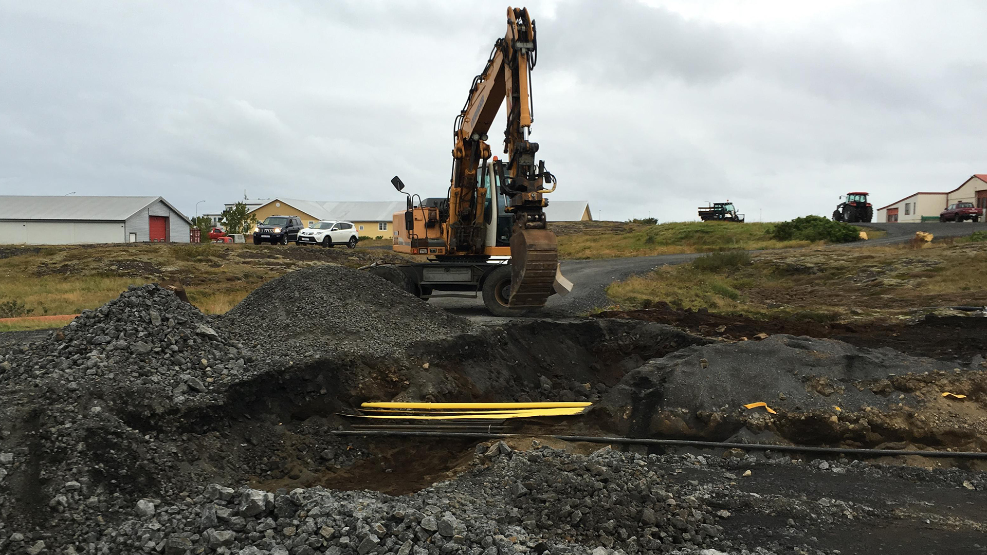 Jarðstrengur grafinn í sundur í Vogum