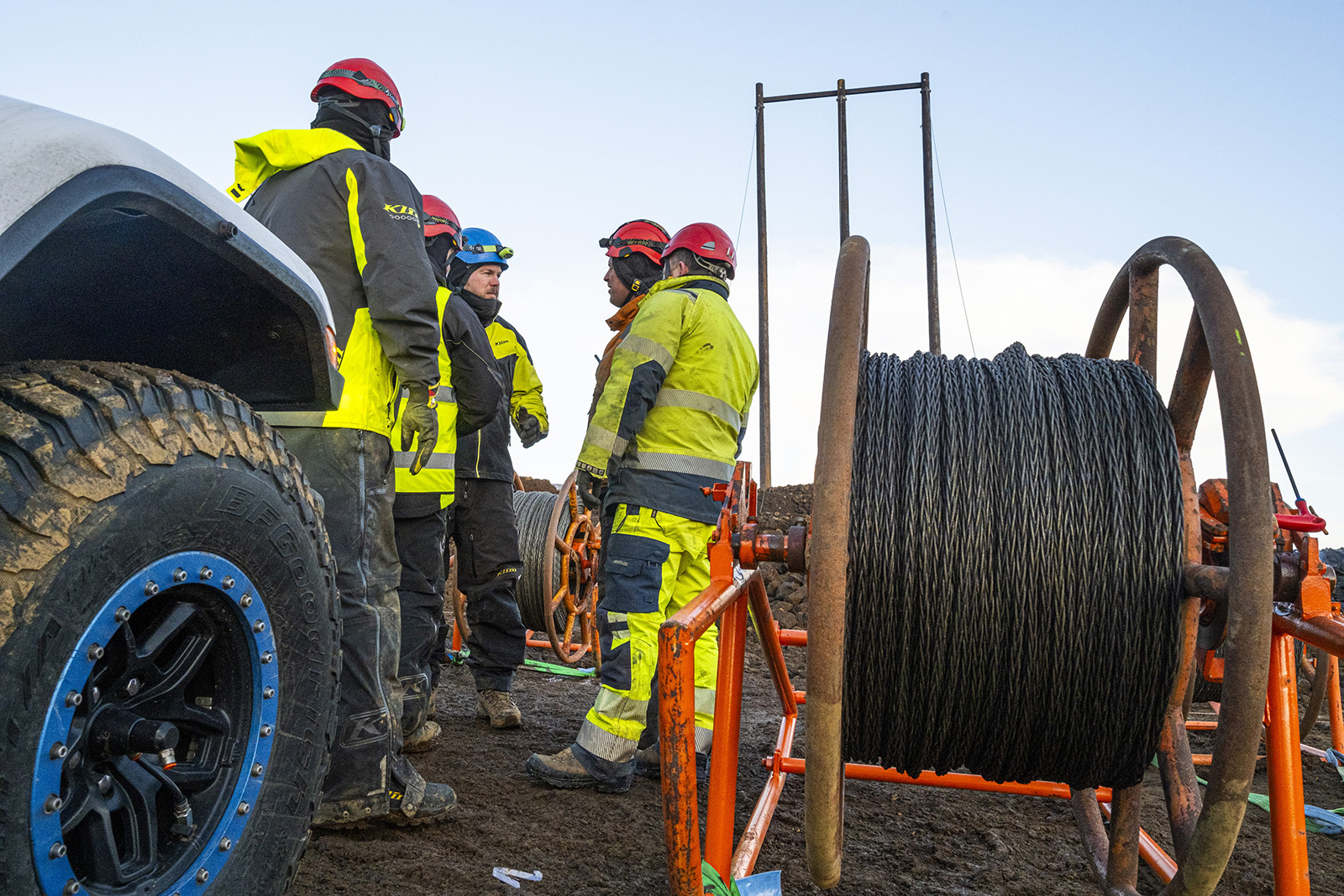 Rafmagn komið á Grindavík um loftlínu yfir hraunið