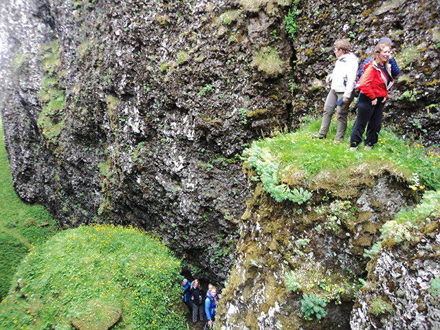 Gengið í gegnum gat á Þjófagjá í síðustu gönguferðinni