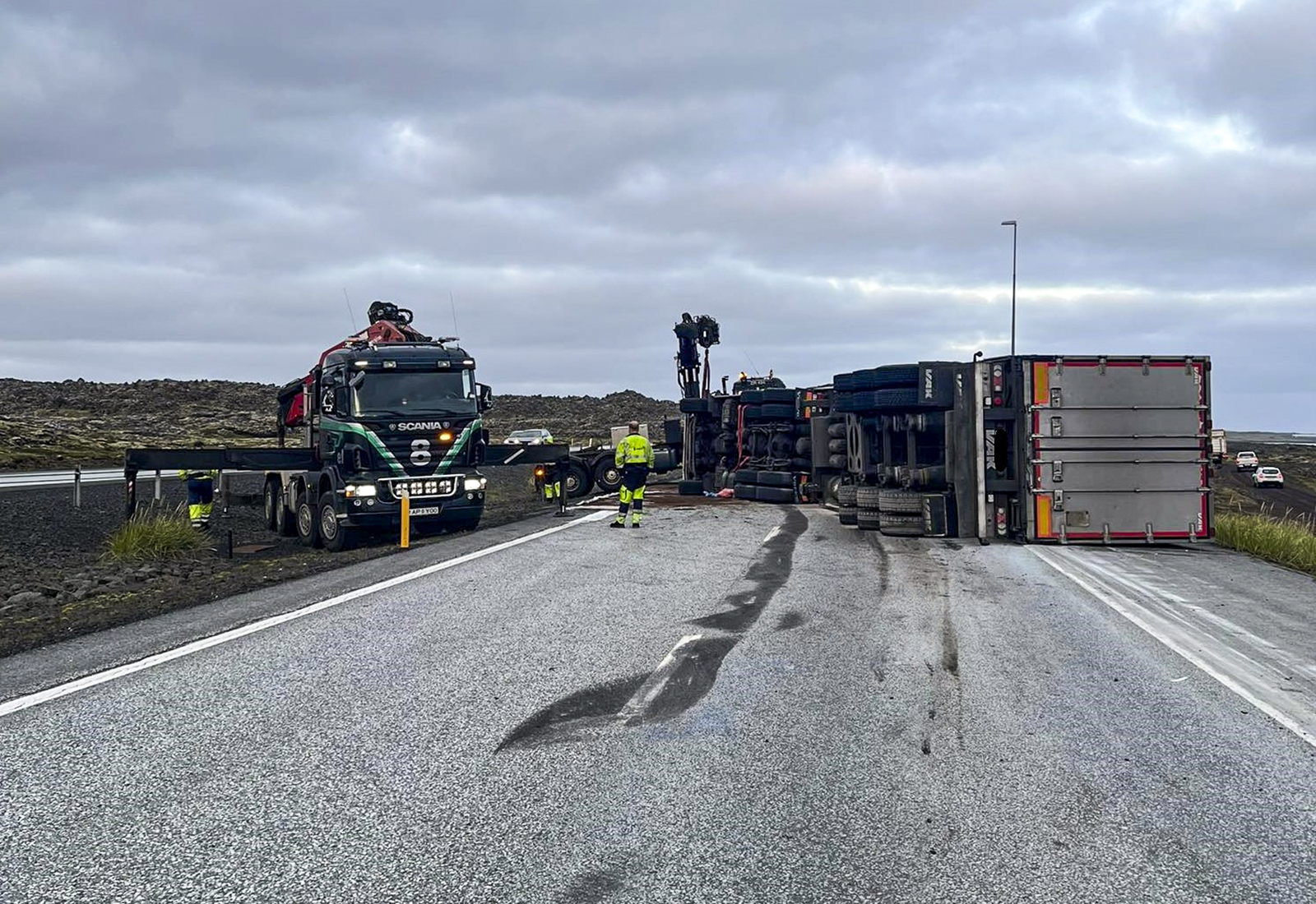 Reykjanesbraut lokuð vegna bílveltu