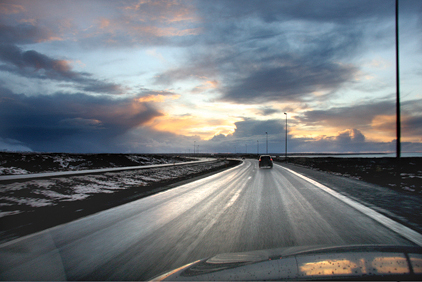 Ók á móti umferð á Reykjanesbraut