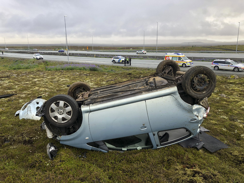 Fólksbíll endaði 100 metra uppi í urð og grjóti