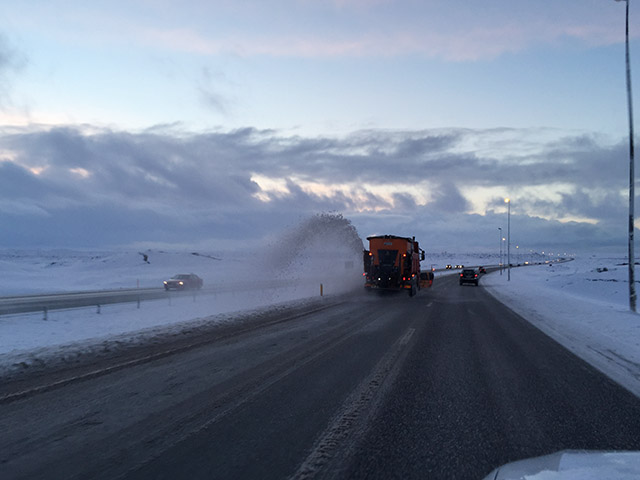 Hálka, ruðningar og slæmt skyggi á Reykjanesbraut