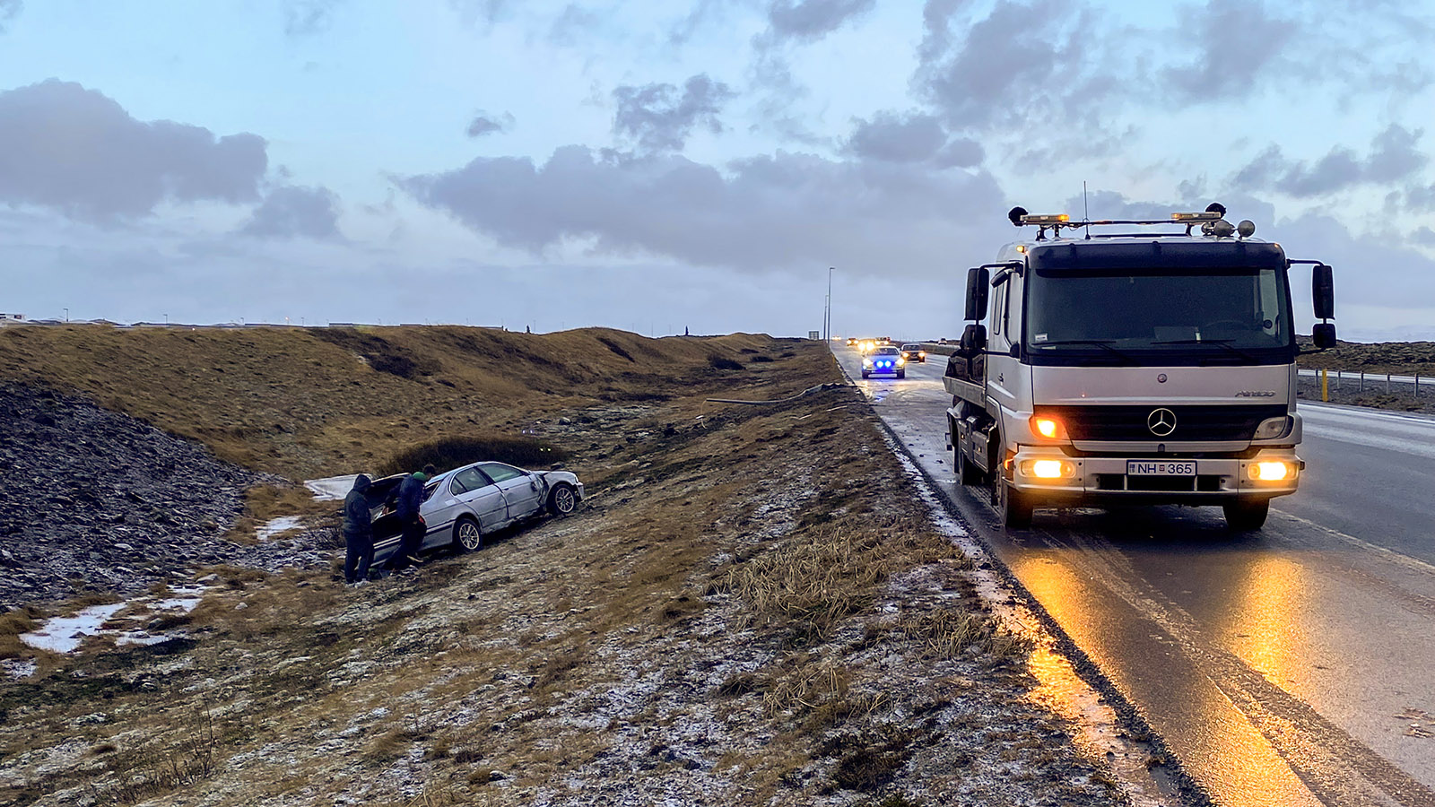 Ók niður ljósastaur og hafnaði utan vegar