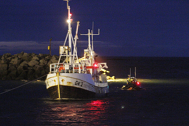 Sæljós dregið vélarvana til hafnar