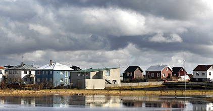 Línuflugeldur hafnaði á húsi