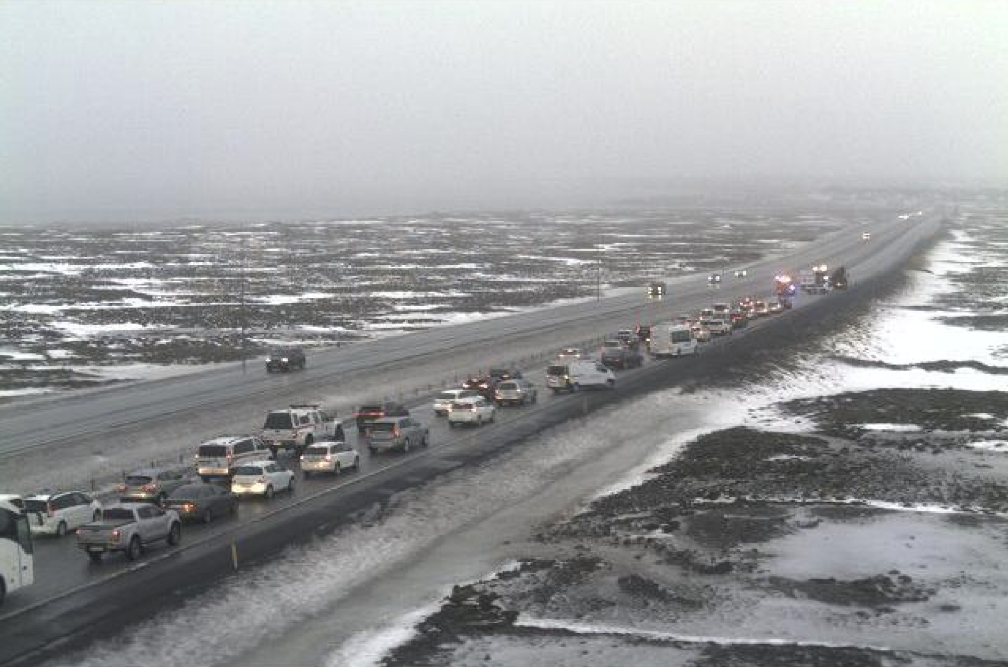 Langar bílaraðir á Reykjanesbraut vegna bílveltu