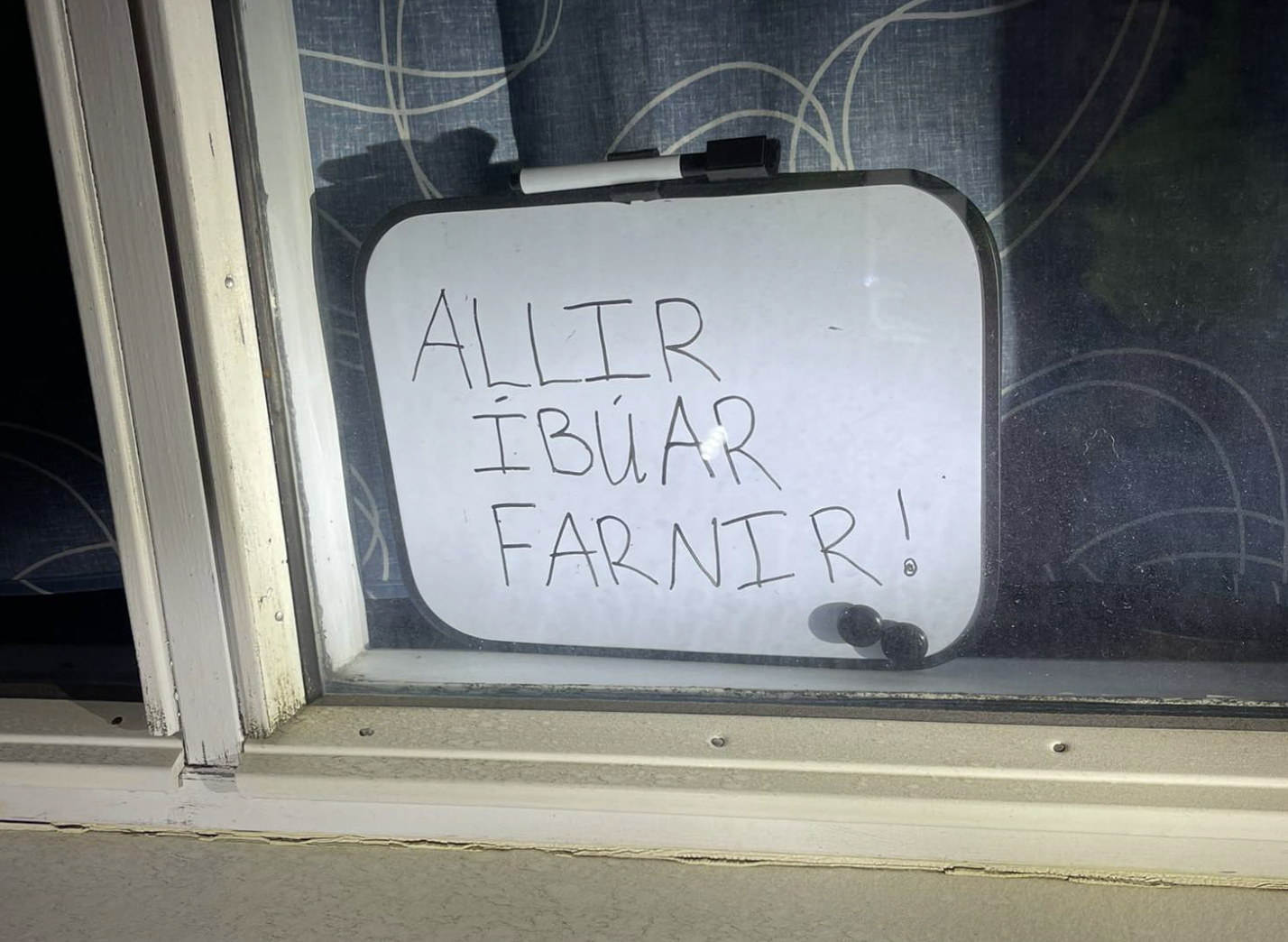 Eftir stendur tómur bær og óvissan er algjör