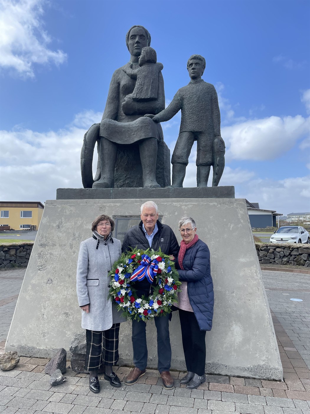 Lögðu blómsveig við Vonina í Grindavík