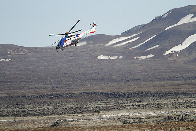 Þyrlan sótti veikan sjómann suðvestur af Reykjanesi