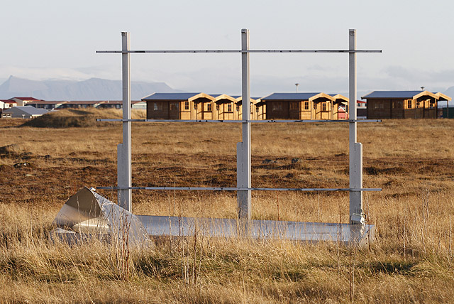 Stórt auglýsingaskilti féll til jarðar