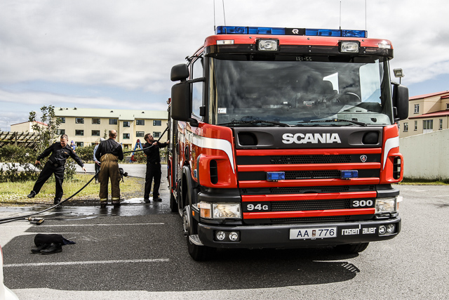 Eldur blossaði upp í bifreið