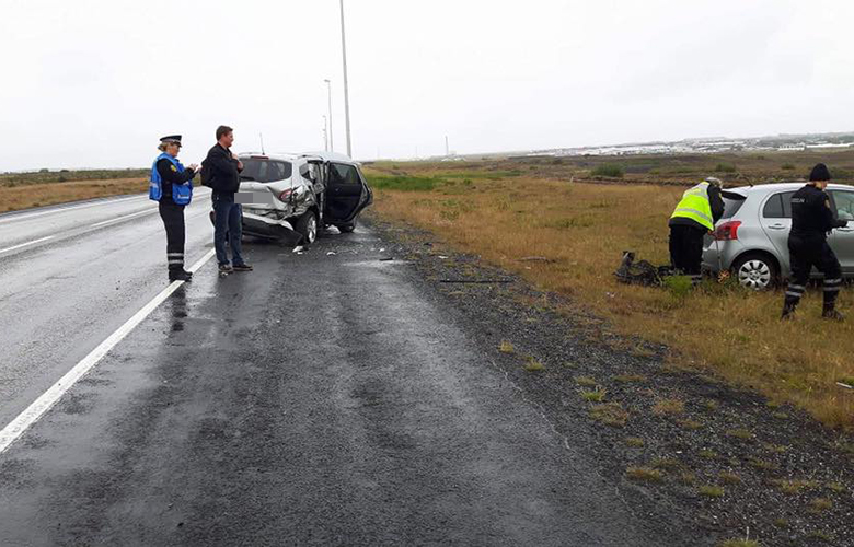 Fimm á sjúkrahús eftir árekstur á Reykjanesbraut