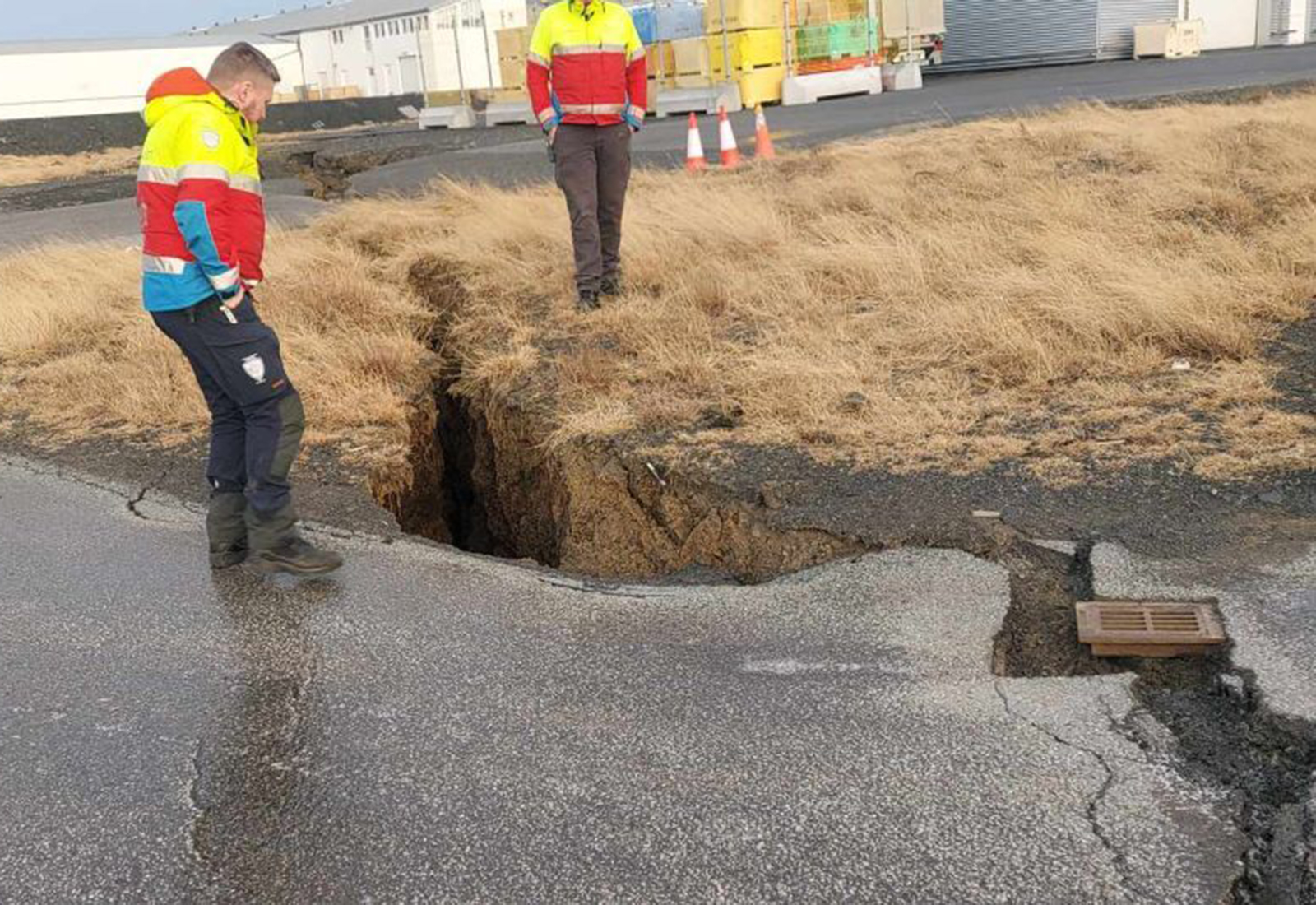 Mikið af nýjum og eldri sprungum sem hafa stækkað austanvert í bænum