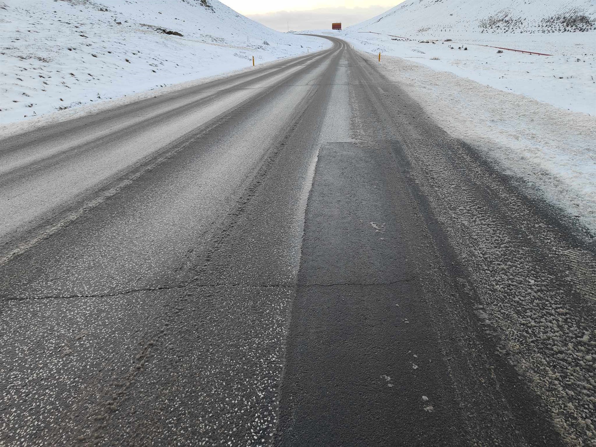 Sprungur myndast í Grindavíkurvegi