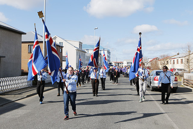 Fjölmenni í skrúðgöngu á sumardaginn fyrsta