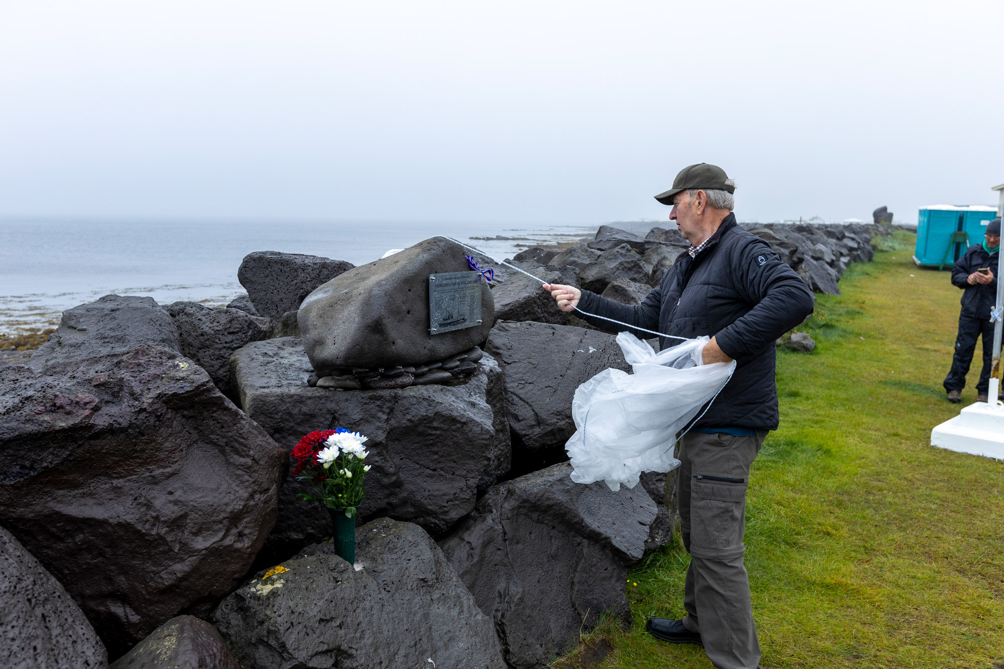 Minningarskjöldur um Þormóðsslysið afhjúpaður á Garðskaga