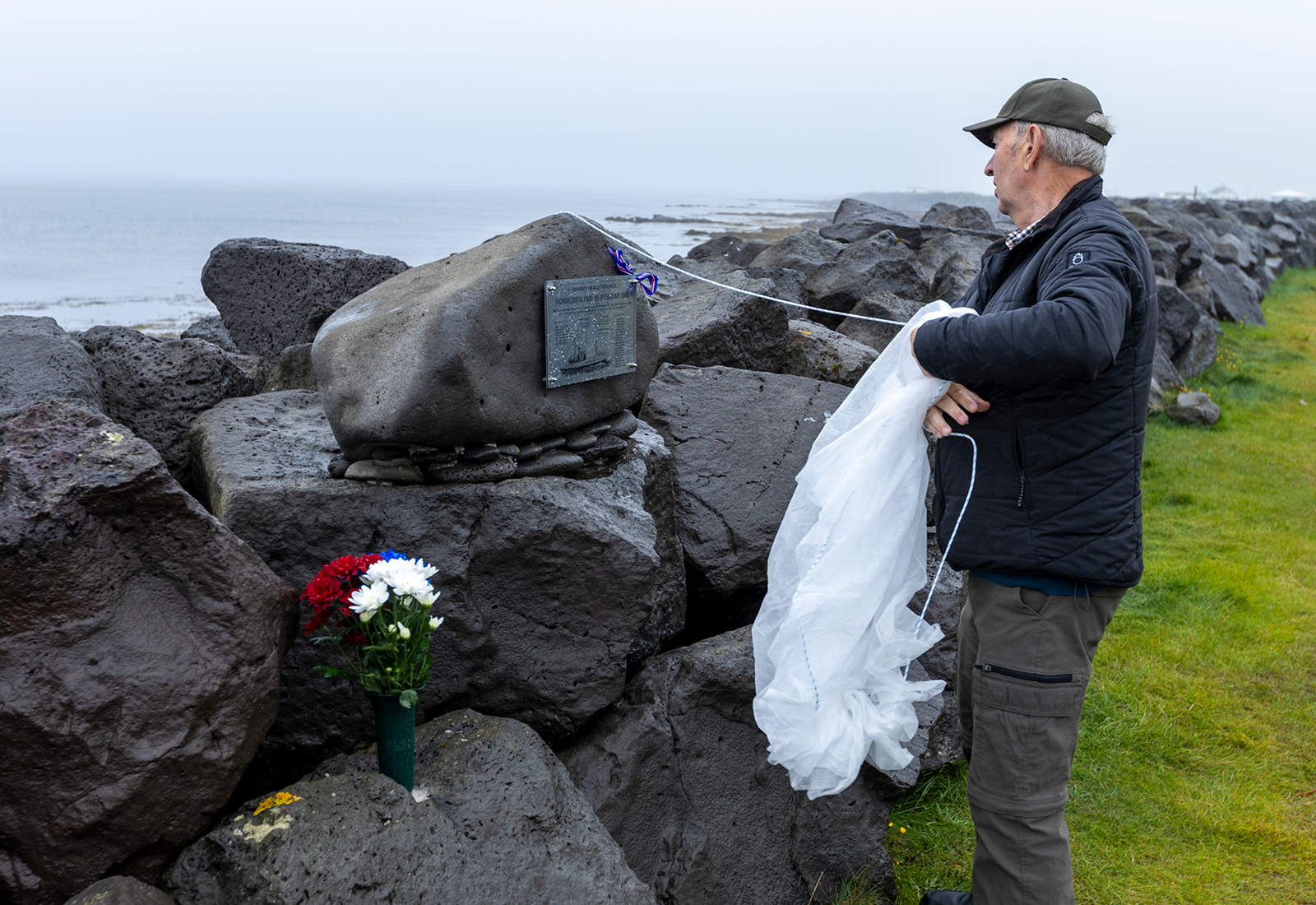 Minningarskjöldur  um Þormóðsslysið  afhjúpaður á Garðskaga