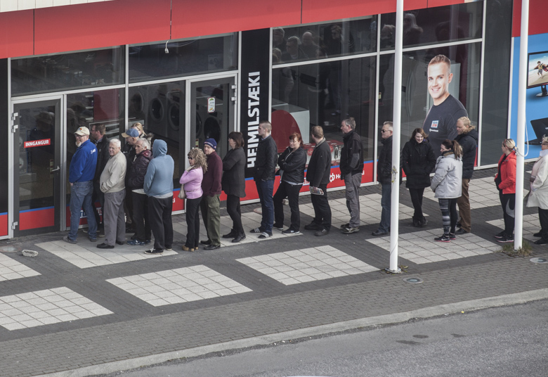 Suðurnesjamenn biðu í röð eftir sjónvörpum