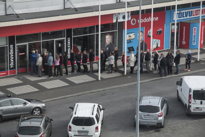 Suðurnesjamenn biðu í röð eftir sjónvörpum