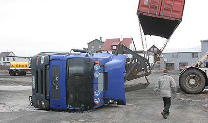 Flæktur gámur skellti trukk á hliðina