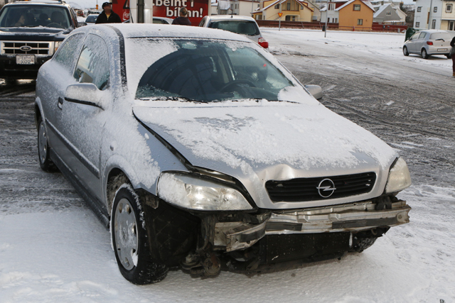 Ók á staur við Biðskýlið í Njarðvík