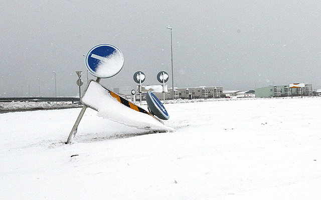 Ölvaður ók á umferðarskilti