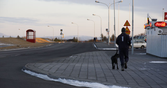 Fallegt hátíðarveður og fólk á ferli