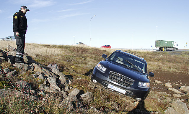 Klikkaði á hringtorginu og hafnaði langt utan vegar