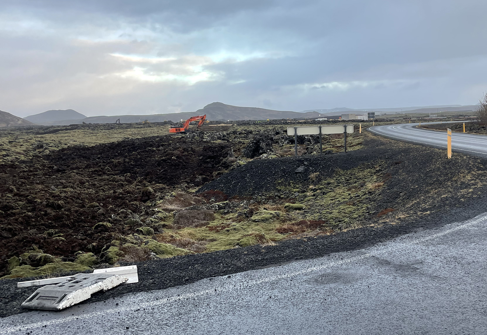 Unnið af kappi við varnargarða við Grindavík