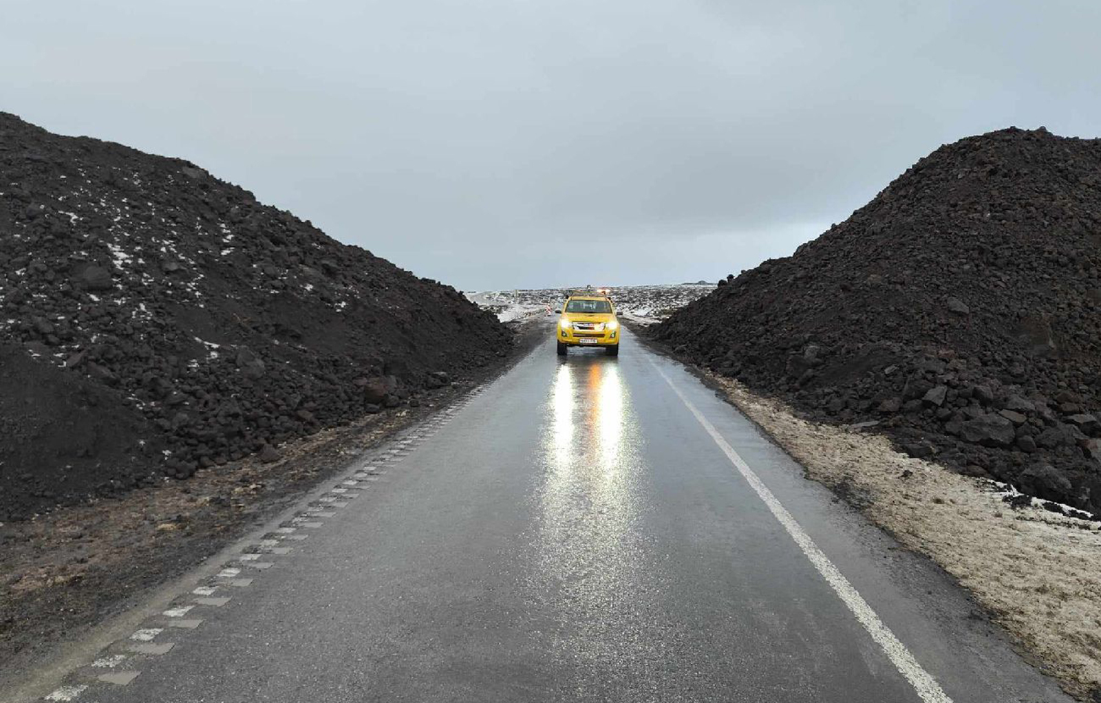 Grindavíkurvegur einbreiður í gegnum varnargarð