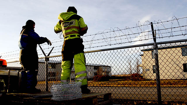 Ölvaðir vilja yfir girðingu til Varnarmálastofnunar