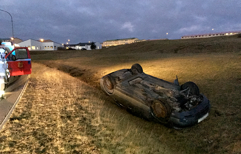 Valt ofan í skurð eftir að hemlar biluðu