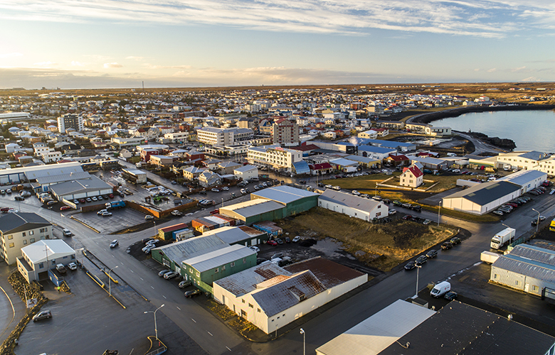 Íbúðaeiningar úr háþekjugámum settar niður við Víkurbraut 6