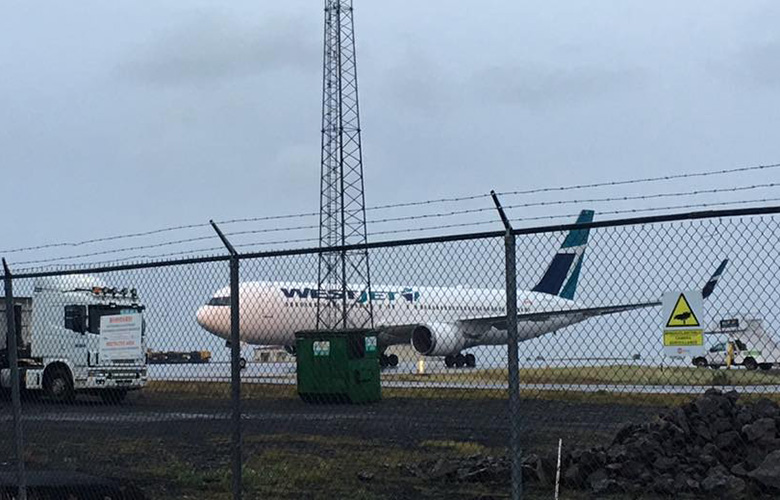 Skiptu um hreyfil á þotu WestJet í Keflavík