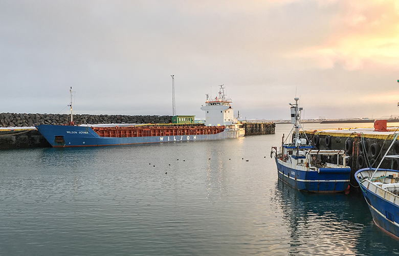 Kolafarmur bíður uppskipunar í Keflavíkurhöfn