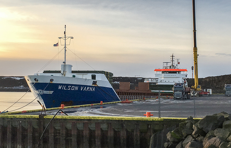 Kolafarmur bíður uppskipunar í Keflavíkurhöfn