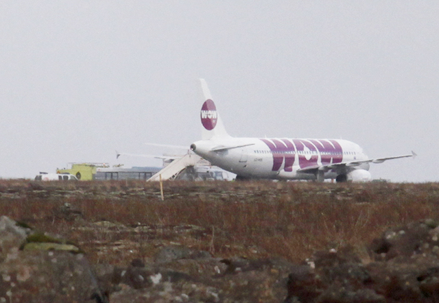 Sprengjuhótun í vél WOW air